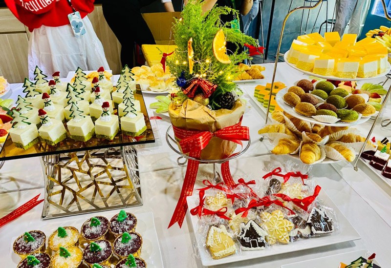 Bàn tiệc Giáng Sinh với bánh ngọt và quà tặng