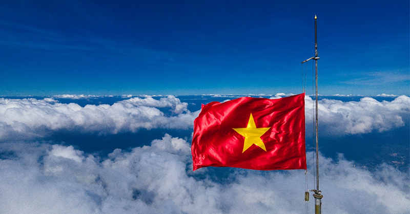 Cờ cùng với mây ngàn