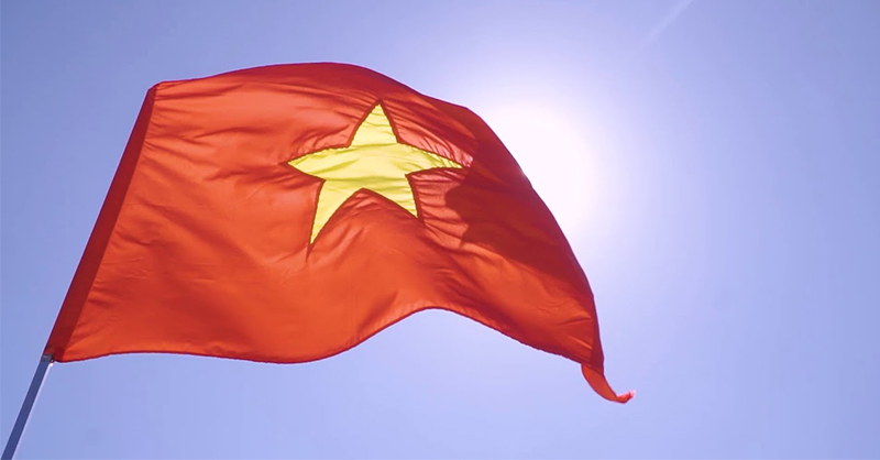 Cờ Việt Nam rực rỡ dưới mặt trời