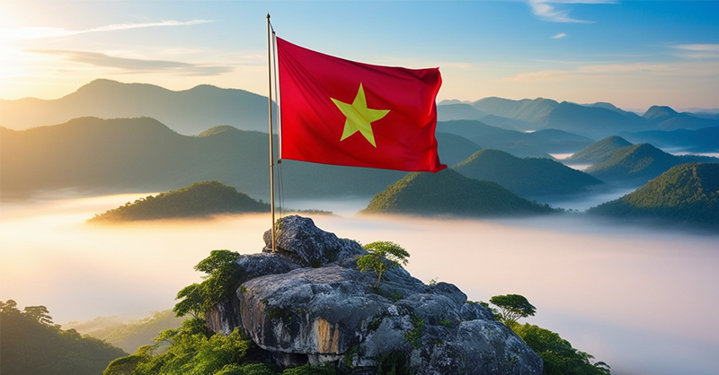 Cờ Việt Nam trên đỉnh núi