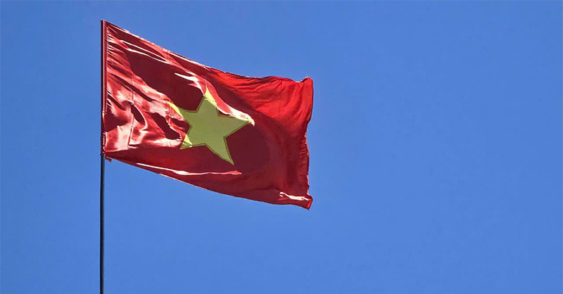 Cờ Việt Nam tung bay ảnh ngang cho máy tính