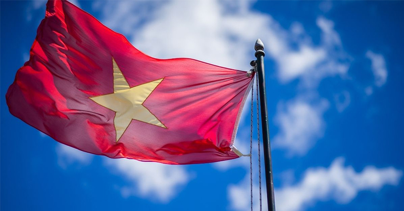 Lá cờ tung bay dưới bầu trời xanh