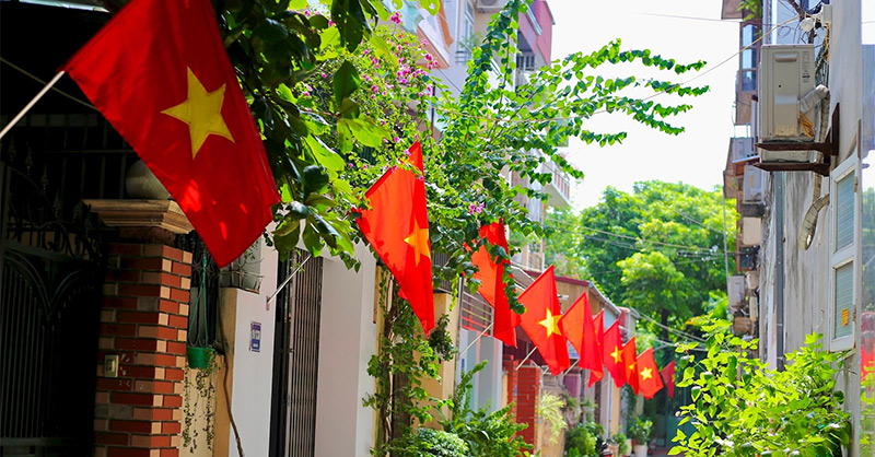 Lá cờ xuất hiện trong từng ngõ nhỏ