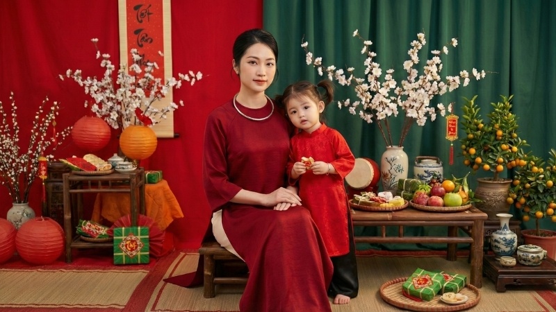 Prompt tạo ảnh Tết cho mẹ và bé cùng mặc áo dài đỏ