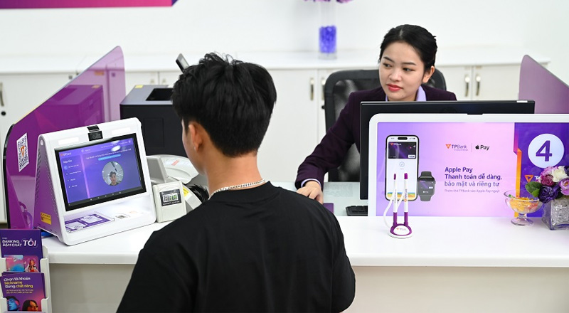 Đến trực tiếp quầy giao dịch TPBank để cập nhật sinh trắc học 