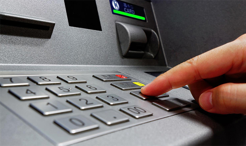 Thực hiện tại cây ATM ngân hàng