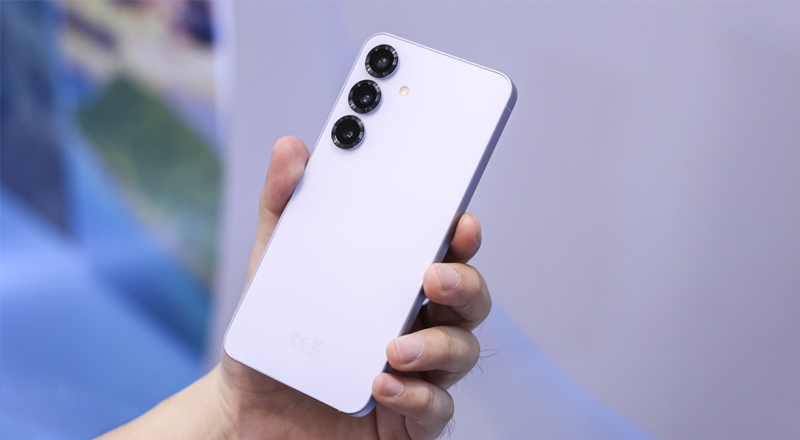 Galaxy S25 tạo cảm giác nhẹ nhàng và thoải mái khi sử dụng