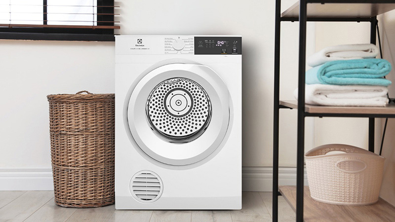 Máy sấy quần áo EDV904H3WC dễ dàng lắp đặt ở góc giặt hoặc khu vực sân phơi