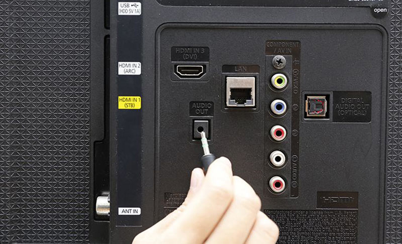 Cắm dây cáp vào cổng xuất âm thanh trên tivi