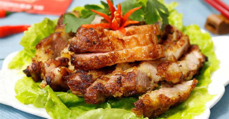 Ba chỉ nướng ngũ vị sở hữu lớp da giòn tan cùng phần thịt mềm béo 