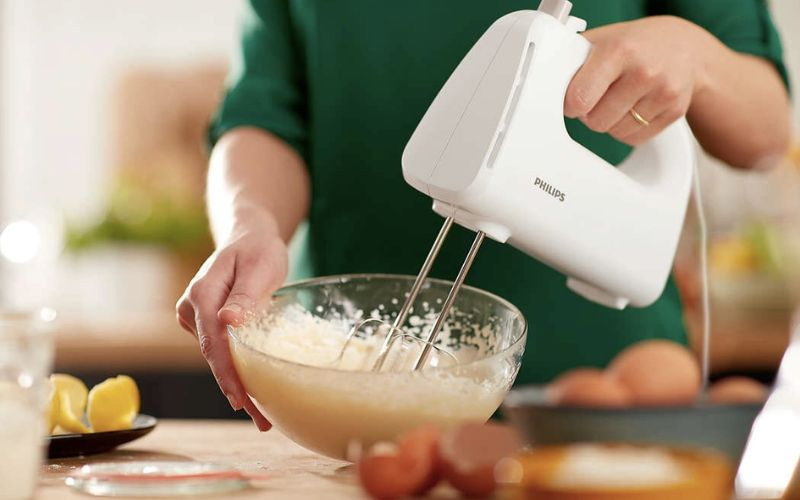 Cầm máy chắc chắn và bắt đầu nhồi bột