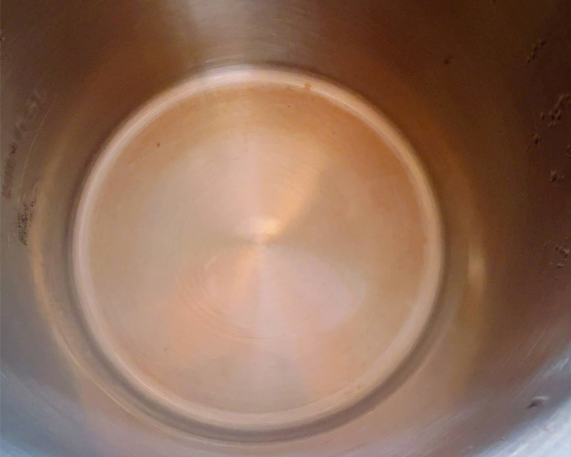 Bình đun nước bị ố vàng do cặn sắt tạo ra lớp ố vàng cam mỏng