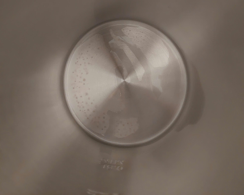 Bình đun nước bị ố vàng do cặn vôi từ nước cứng có thể vệ sinh dễ dàng 