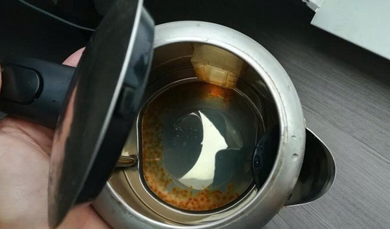 Bình đun làm từ inox kém chất lượng xuất hiện đốm màu cam khi dùng lâu