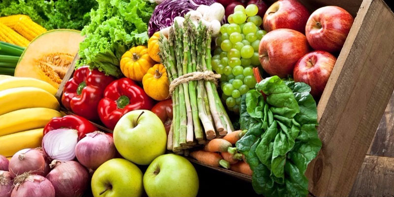 Nên kết hợp thêm rau củ hoặc trái cây tươi với các món ăn khuya 