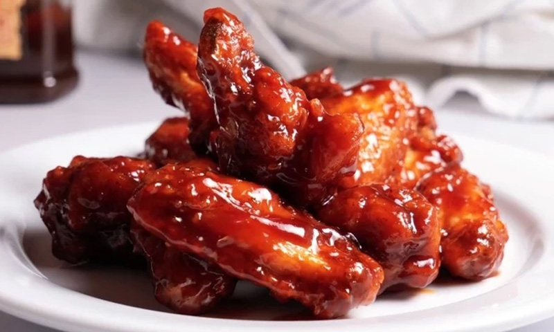 Chiên sơ cánh gà trước, sau đó phủ sốt BBQ và nướng vài phút 