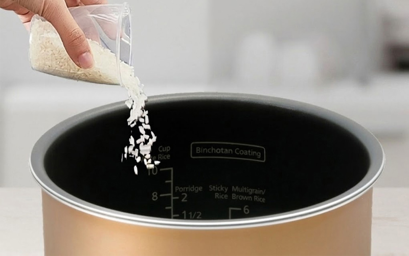 Đong gạo và thêm lượng nước phù hợp