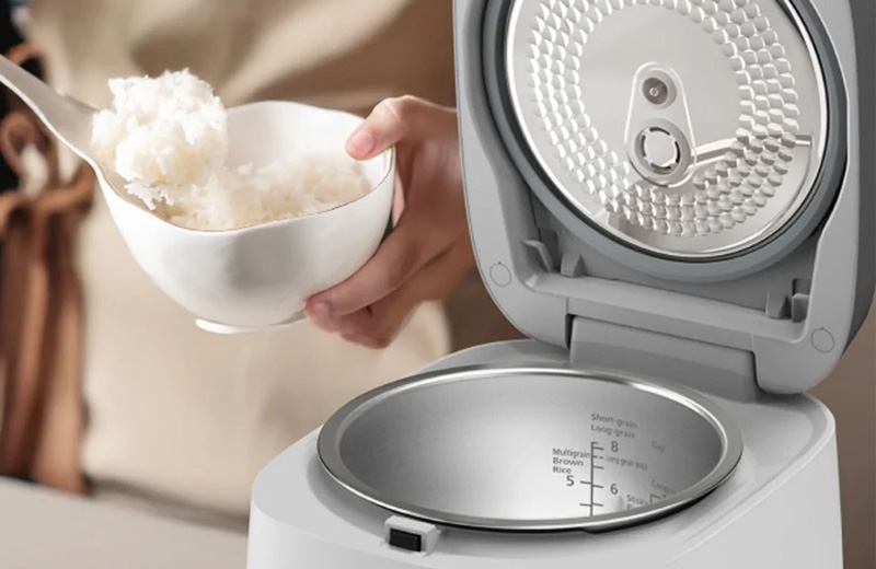 Nồi chuyển sang chế độ giữ ấm, giúp cơm luôn nóng hổi và sẵn sàng dùng