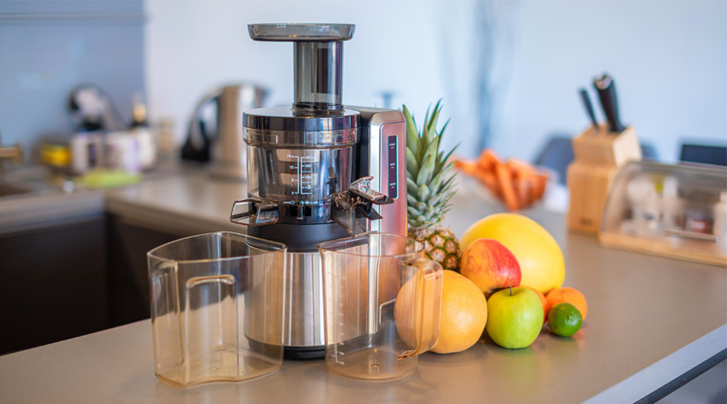 Cho nguyên liệu vào từ từ và bắt đầu quá trình ép