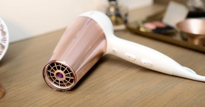 Chất liệu cấu tạo của máy sấy tóc ảnh hưởng đến độ bền và sự an toàn 
