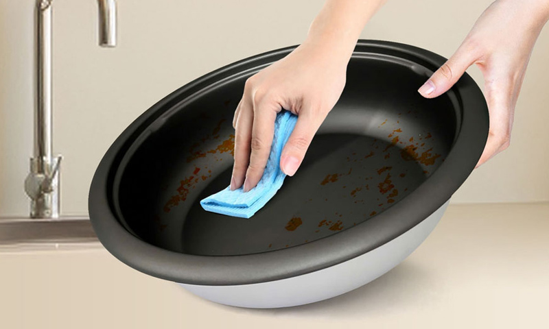 Khi chọn mua nồi lẩu điện, bạn nên chú ý đến chất liệu lòng nồi