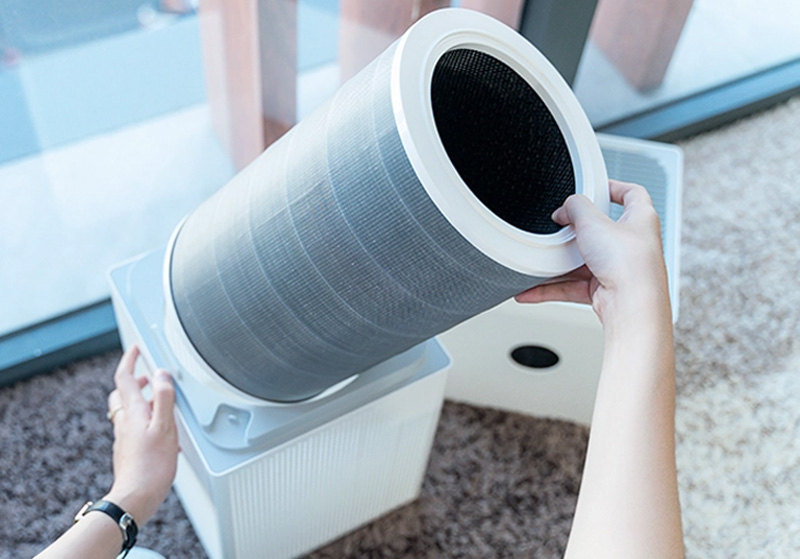 Đặt lõi lọc mới vào đúng vị trí theo chiều từ trên xuống