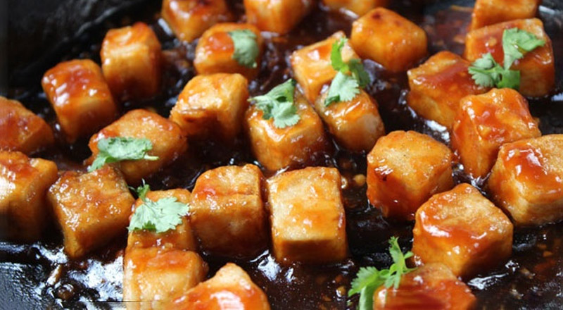 Đậu hũ chiên giòn sốt cay ngọt là món ăn chay được nhiều người yêu thích
