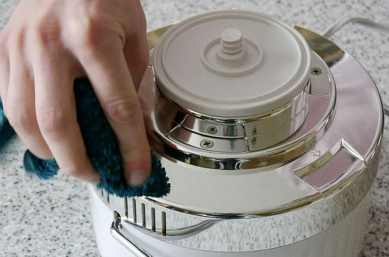 Lau thân máy bằng khăn ẩm mềm, tránh để nước tiếp xúc với động cơ