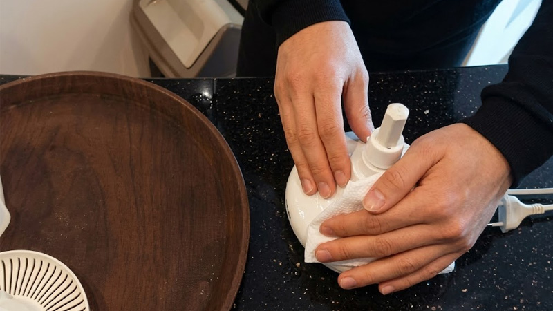 Dùng khăn khô lau nhẹ nhàng bên ngoài thân máy hoặc khăn ẩm lau vết bẩn 