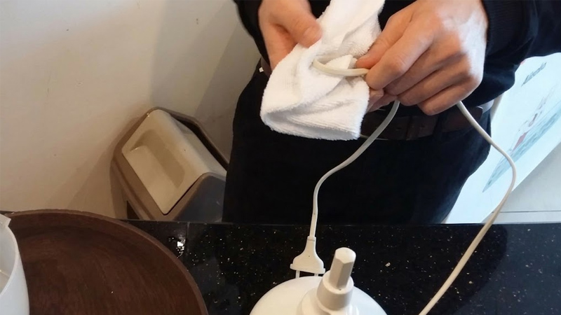 Dùng khăn khô lau nhẹ dây điện để tránh bám bụi 