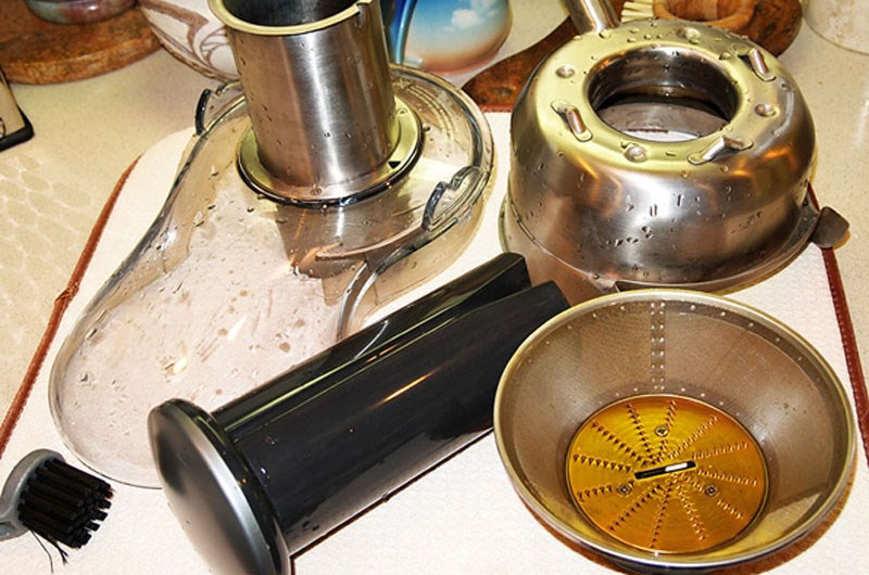 Tráng lại các bộ phận đã vệ sinh bằng nước ấm