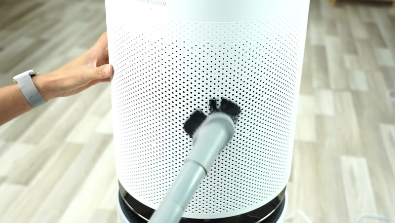 Làm sạch các khu vực lỗ khí, khu vực đẩy gió bằng máy hút bụi 