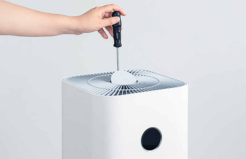 Mở máy, sau đó dùng tua vít tháo lưới tản nhiệt