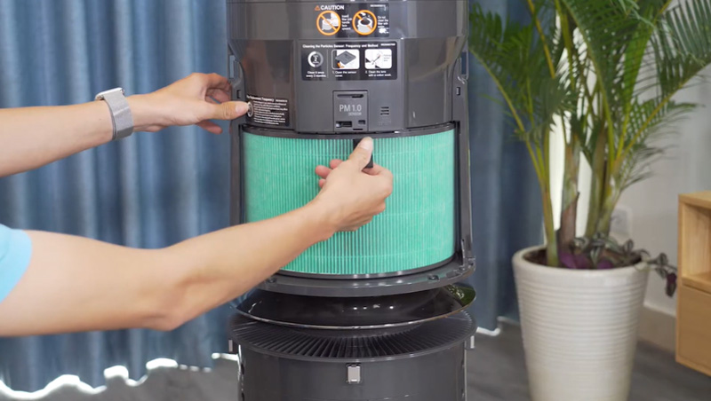 Tháo nắp lưng máy, giữ chắc thân máy và tháo bộ lọc ra 