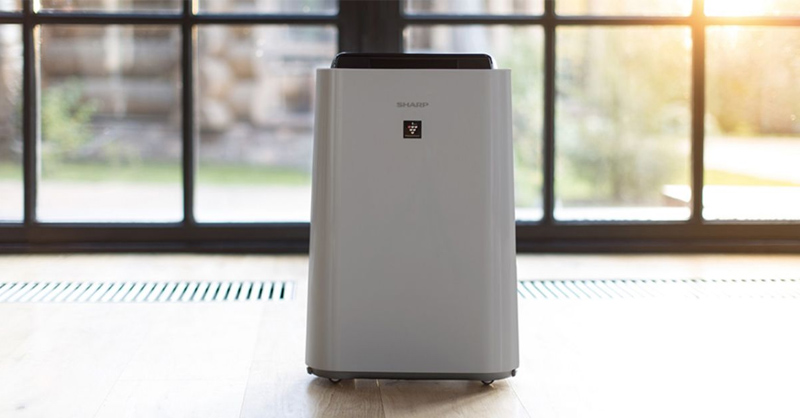 Ngắt nguồn điện trước khi vệ sinh máy lọc không khí Sharp