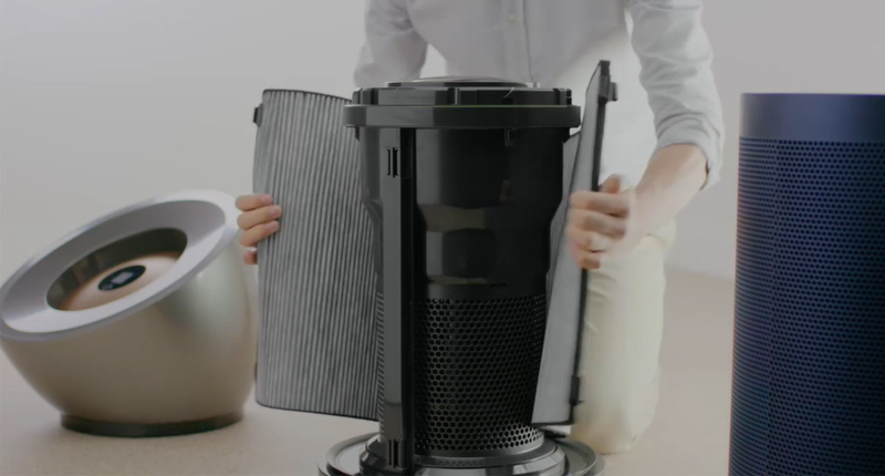 Tiến hành lắp bộ lọc mới cho máy lọc không khí Dyson