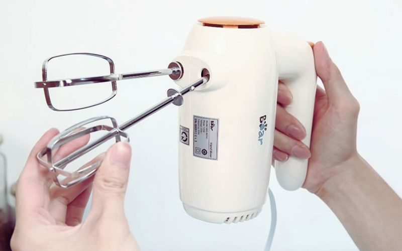 Đảm bảo máy đánh trứng ngắt điện và lắp dụng cụ nhồi vào