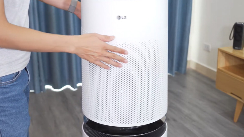 Hoàn tất vệ sinh, đưa bộ lọc về đúng vị trí, đóng nắp lưng khít lại