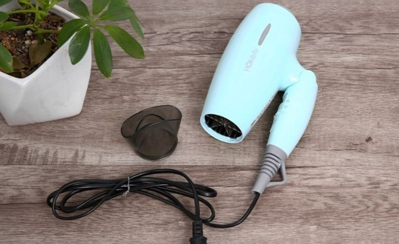 Máy sấy tóc có tay cầm gập gọn gàng, thuận tiện