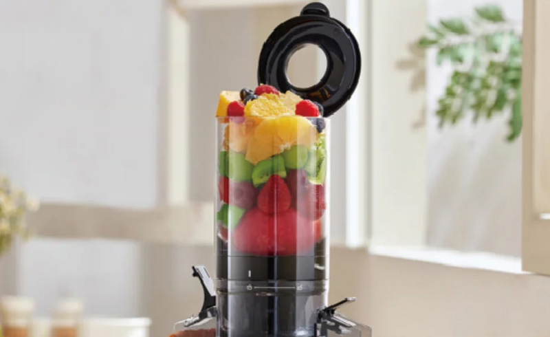 Máy ép chậm có ống tiếp nguyên liệu lớn giúp tiết kiệm thời gian chuẩn bị