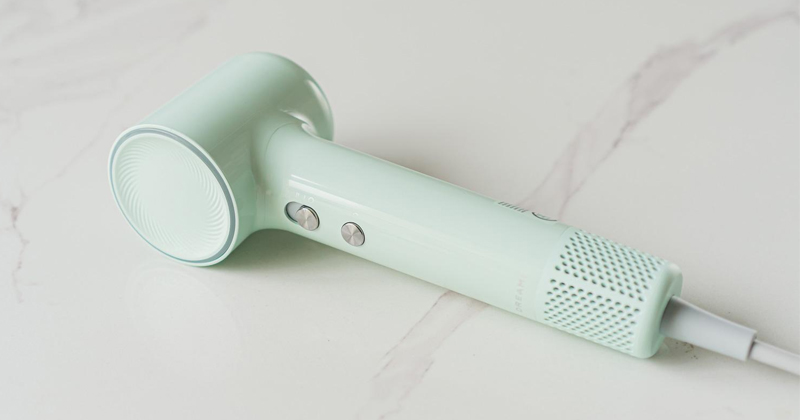 Mua máy sấy tóc dựa trên thiết kế và trọng lượng 