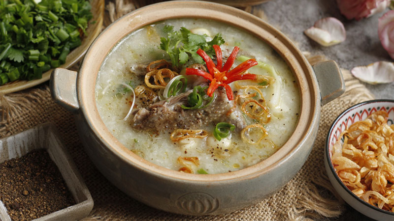 Múc cháo ra tô khi còn nóng, rắc thêm tiêu, hành lá hoặc ngò tùy thích