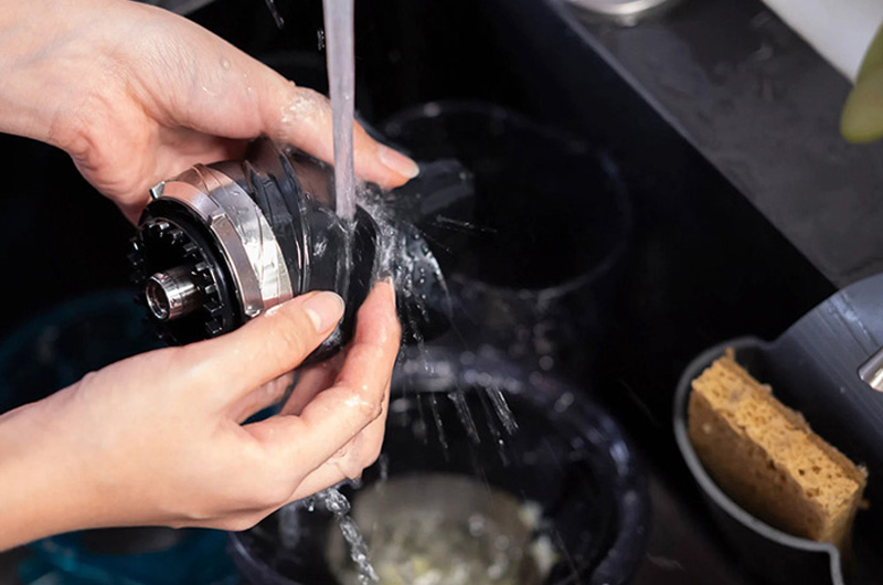 Rút phích cắm trước khi vệ sinh máy ép trái cây 