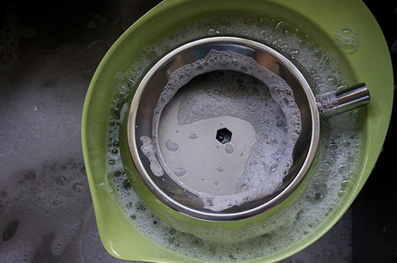 Rửa sơ từng bộ phận dưới nước ấm để loại bỏ bã còn sót lại 