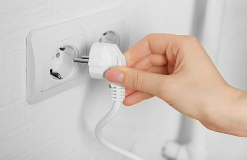 Rút nguồn điện và chờ 5 - 10 phút để máy lọc không khí nguội hẳn