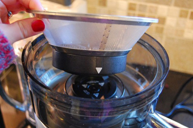 Tháo rời các bộ phận phễu ép, lưới lọc và dao xay ra khỏi thân máy