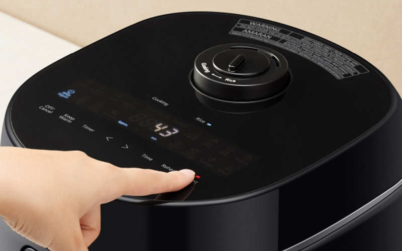 Bảng điều khiển của nồi cơm điện Panasonic được thiết kế trực quan