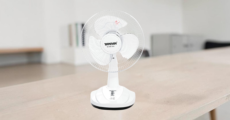 Quạt bàn Yanfan B302 có thiết kế nhỏ gọn với chiều cao 30cm
