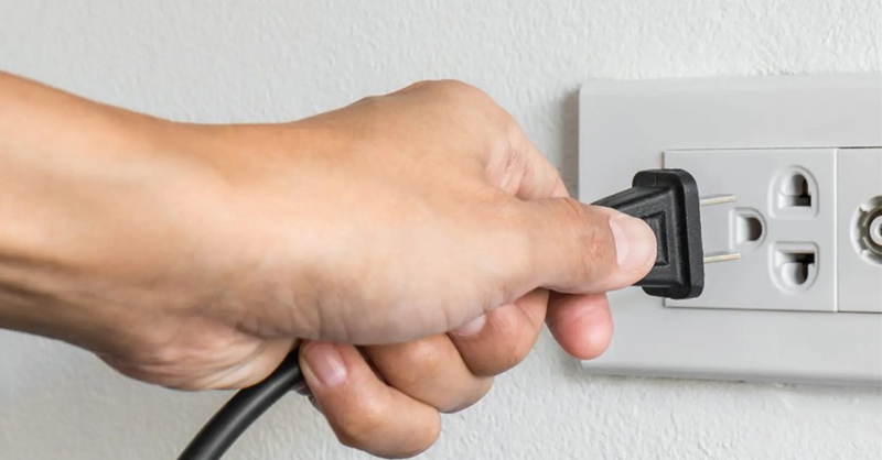 Nên rút phích cắm điện thay vì để nồi chiên không dầu ở chế độ chờ