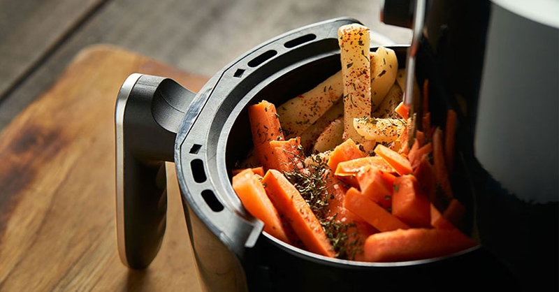 Thực phẩm nên được xếp gọn gàng trong nồi chiên không dầu 